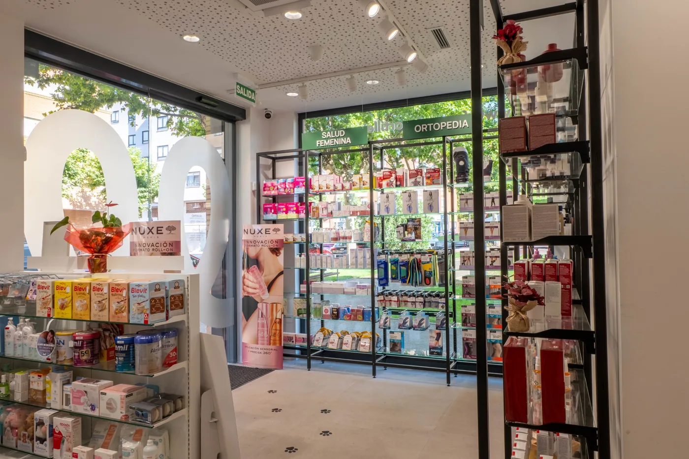 interior escaparate farmacia portillejo logrono